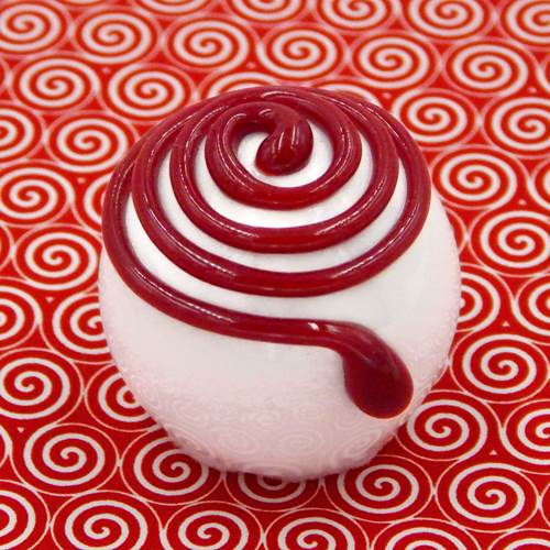 Click to view detail for HG-172 White Choc Treat with Cherry Red Spiral $47